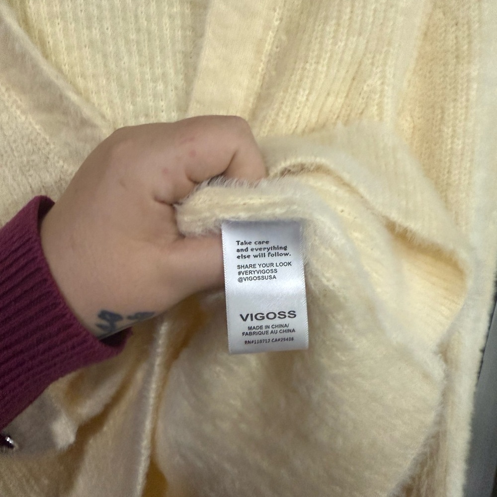 Vigoss Women's Soft Cream Cardigan with Silver Buttons size large - Picture 5 of 9